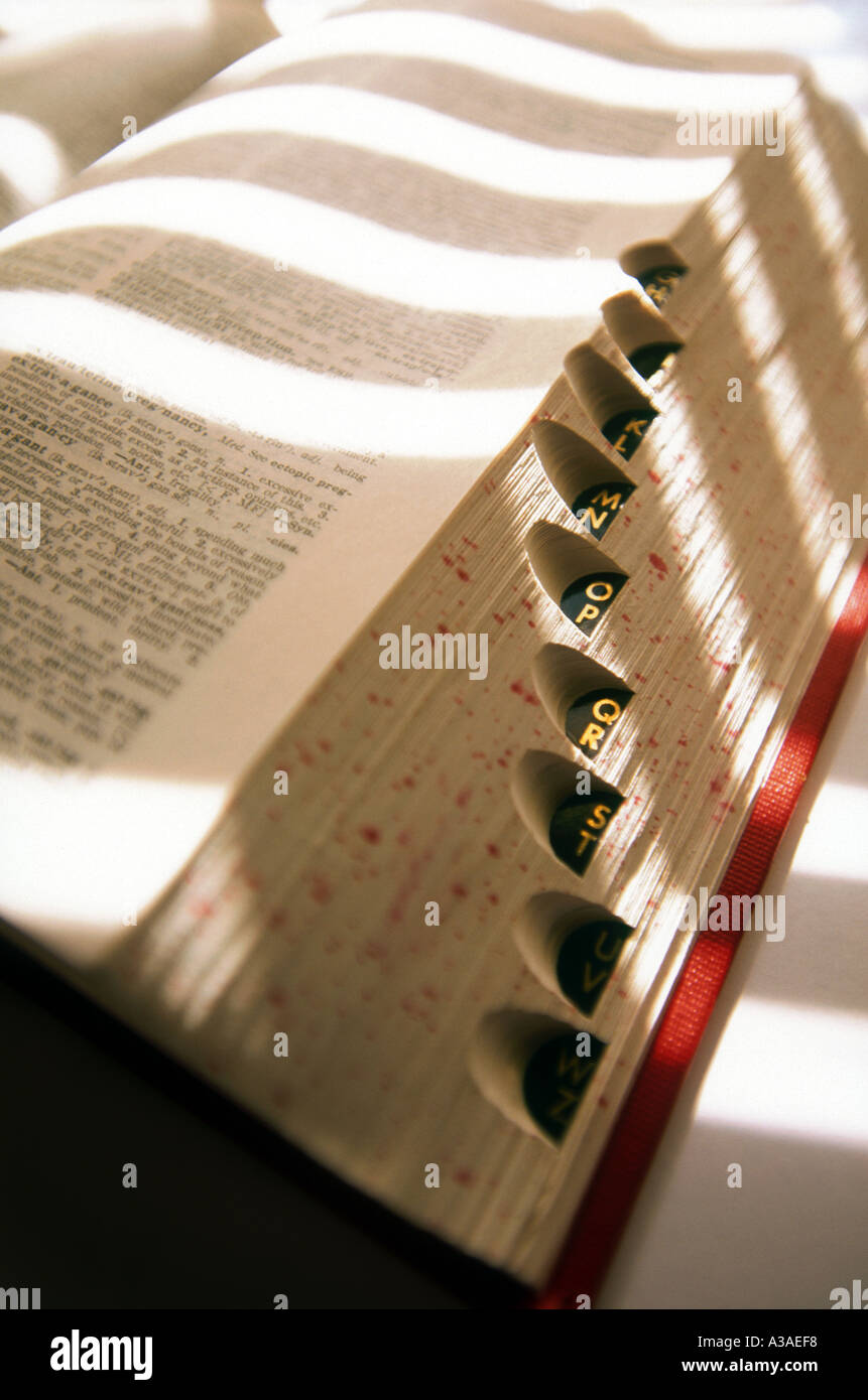 Aprire il dizionario di italiano sulla scrivania Foto Stock