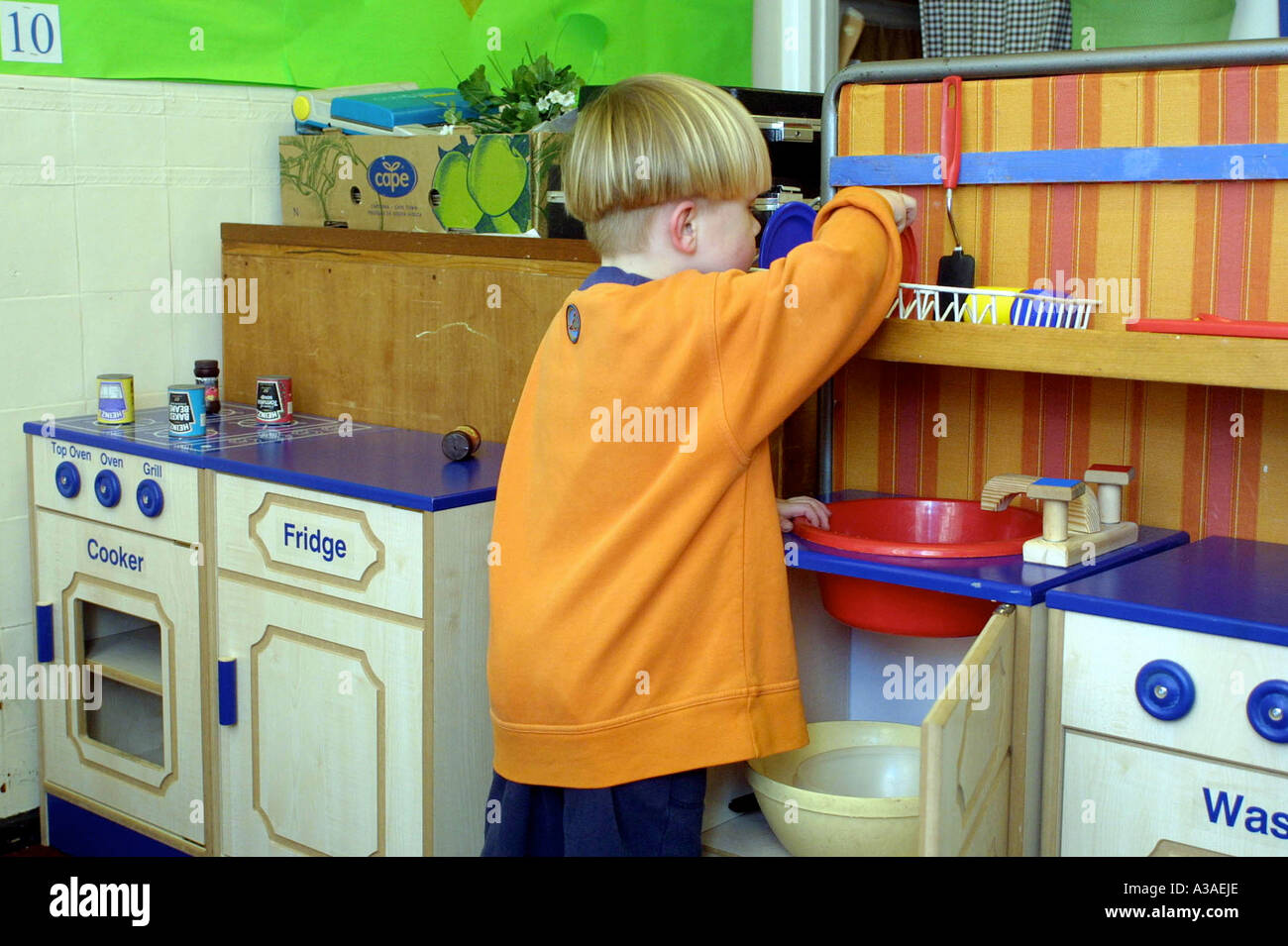 Ragazzo giocando in casa angolo della scuola materna di classe Foto Stock