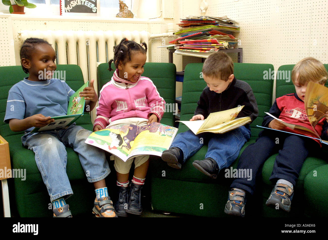 Bambini della scuola materna la lettura di libri in aula Foto Stock