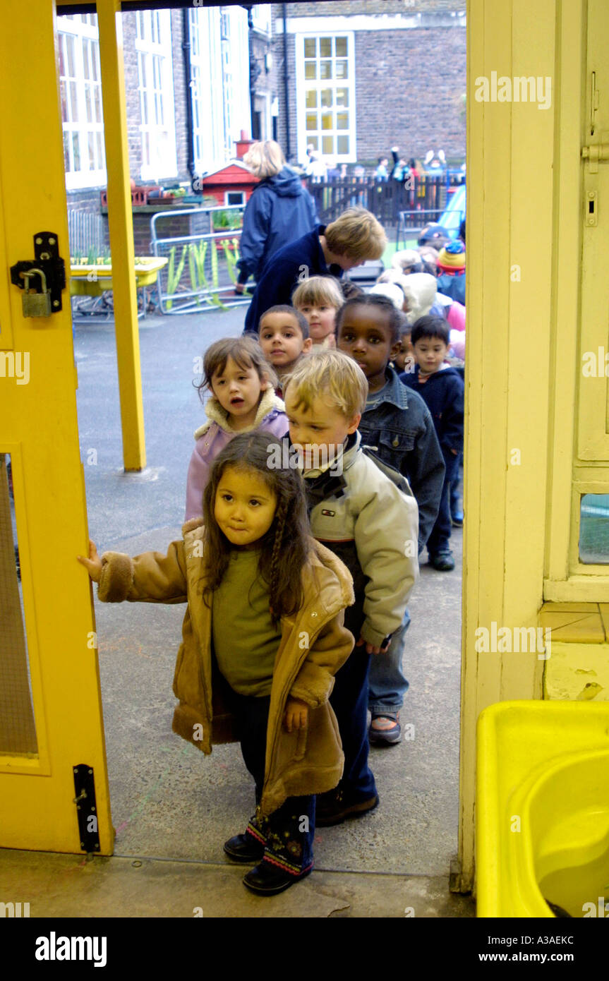 Vivaio di bambini che arrivano a scuola Foto Stock