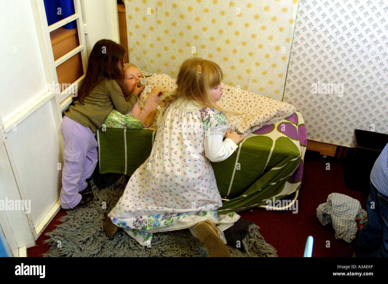 Scuola materna girls riproduci agendo Foto Stock