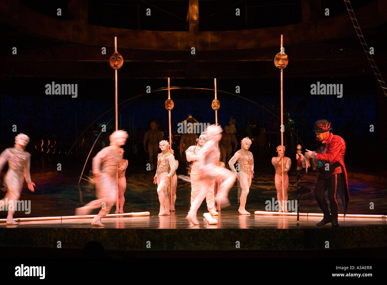 Cirque Du Soleil eseguendo Alegria presso la Royal Albert Hall di Londra Foto Stock