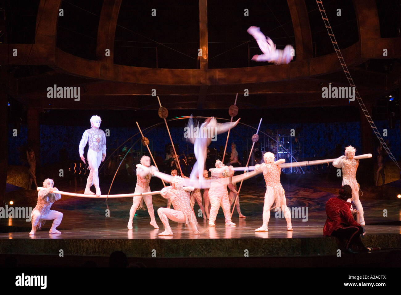 Cirque Du Soleil eseguendo Alegria presso la Royal Albert Hall di Londra Foto Stock