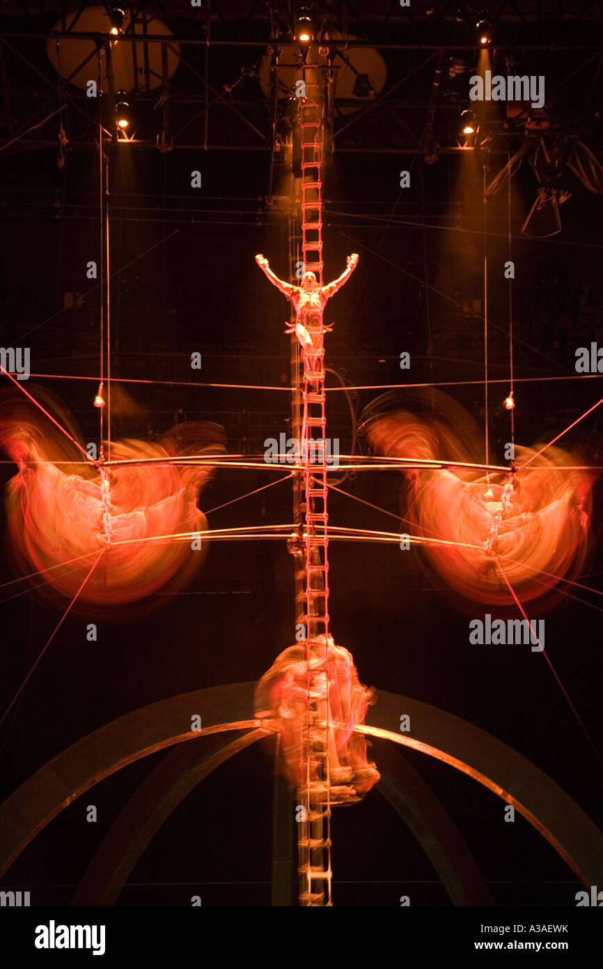 Cirque Du Soleil eseguendo Alegria presso la Royal Albert Hall di Londra Foto Stock