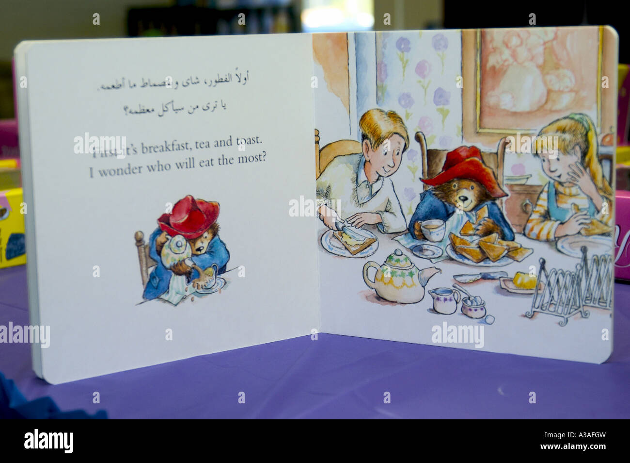 Dettaglio della pagina da aperto arabo Paddington bear book Foto Stock