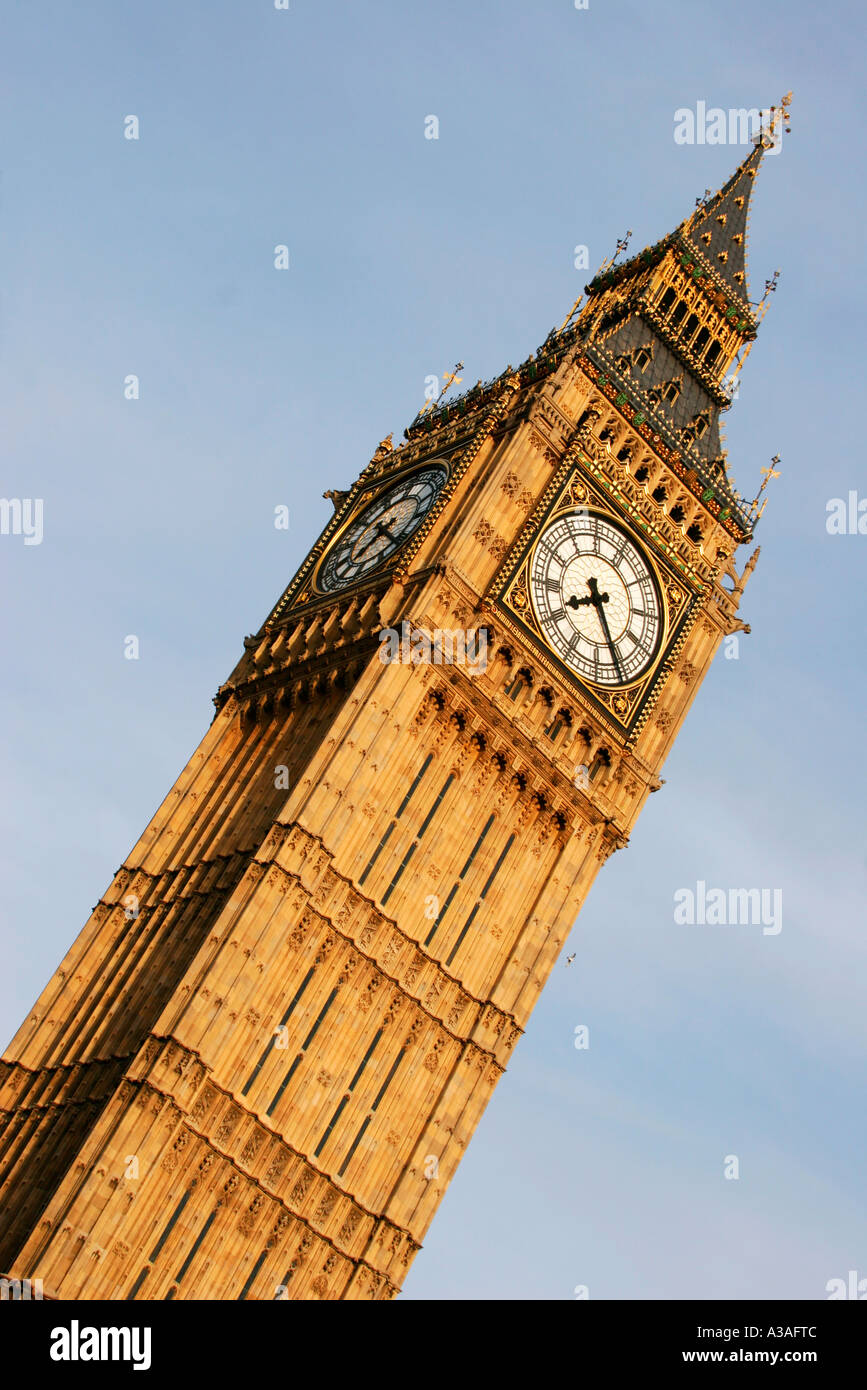 La torre dell orologio contenente il Big Ben campana al Palazzo di Westminster Case del Parlamento London REGNO UNITO Foto Stock