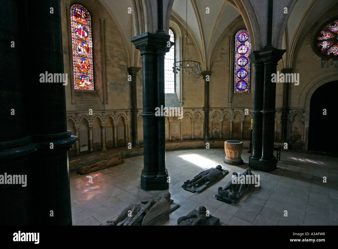 Le effigi dei Cavalieri Templari dal XIII secolo all'interno del Tempio la Chiesa di Londra Foto Stock