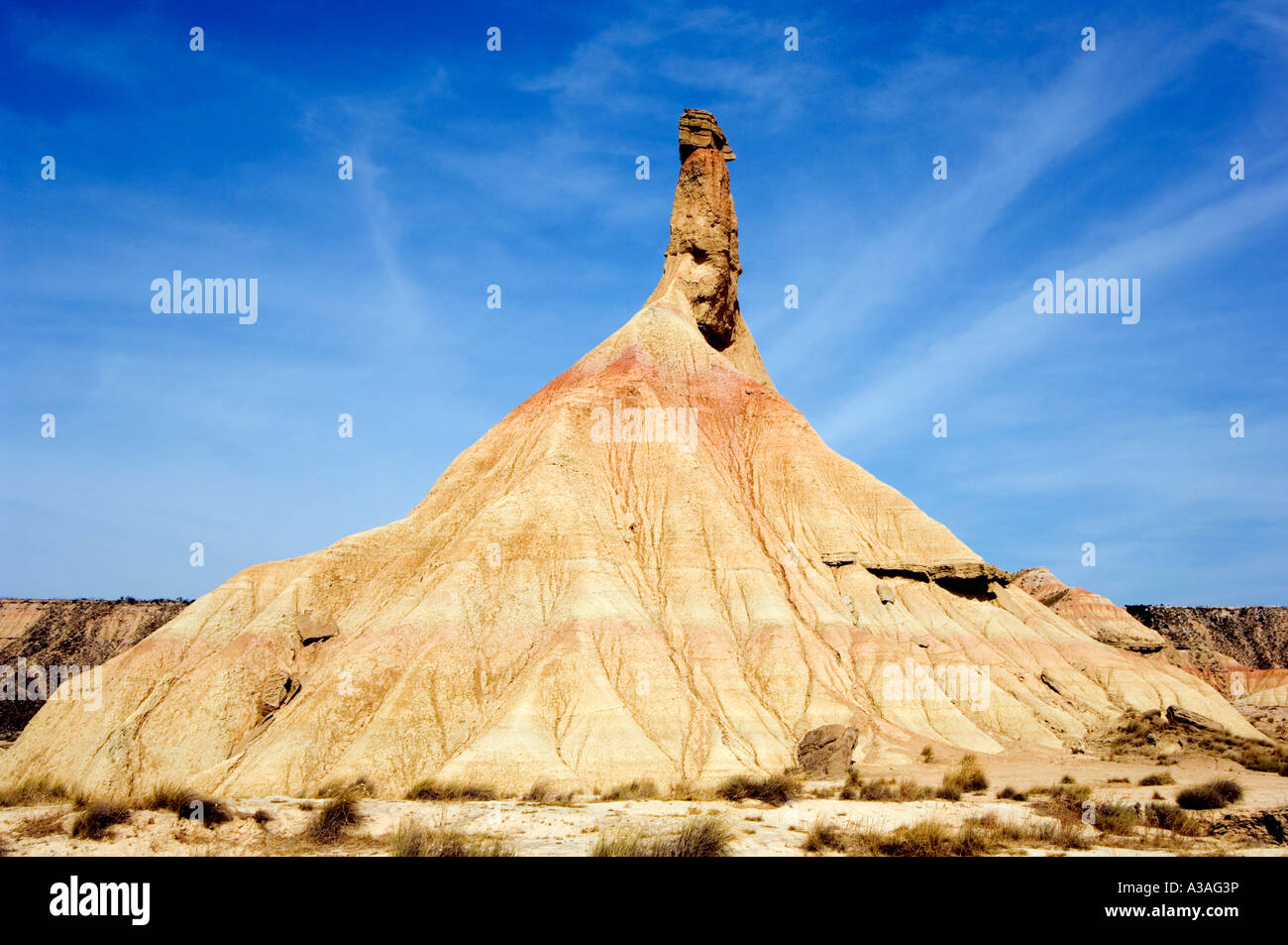 Spagna Navarra nel deserto Bardenas Reales La Bardena Blanca sperone di roccia Foto Stock