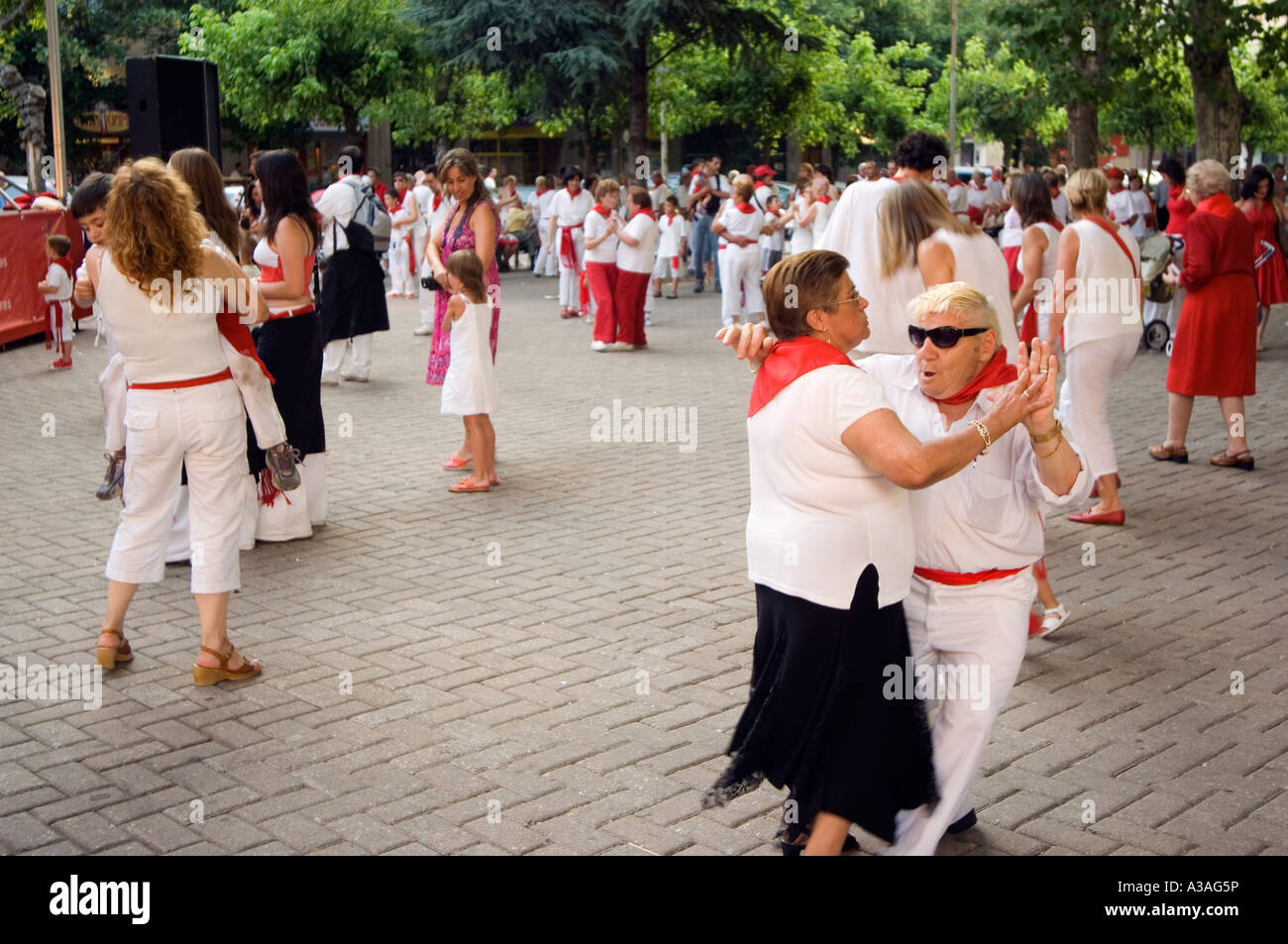 Spagna Navarra Pamplona ballare durante le feste di San Fermin Corsa dei Tori Festival Foto Stock