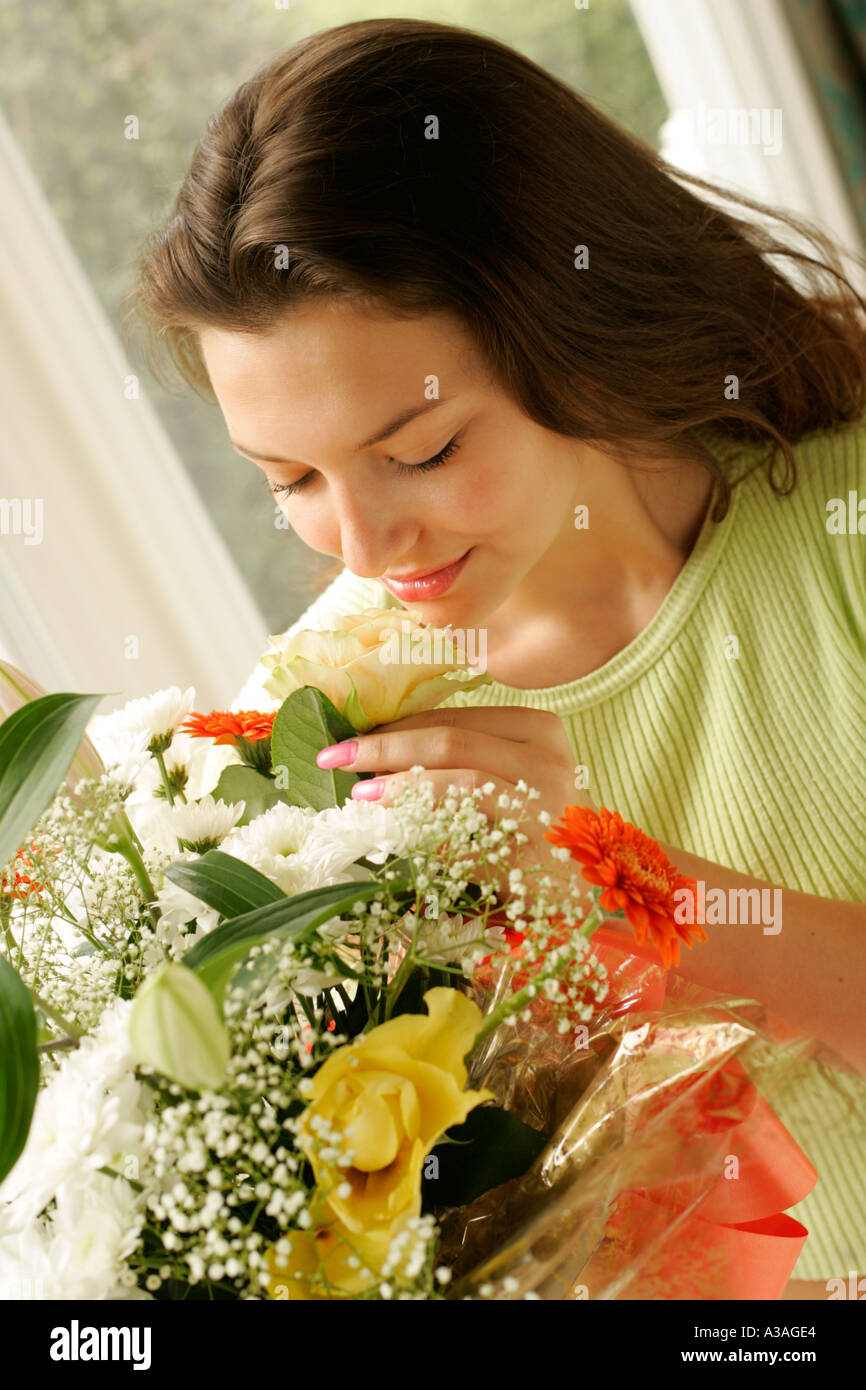 Ragazza giovane con fiori Foto Stock
