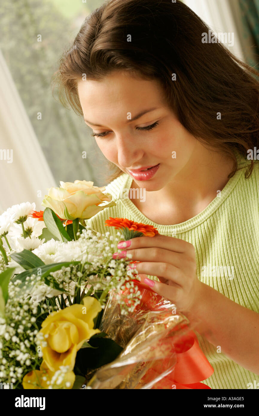 Ragazza giovane con fiori Foto Stock