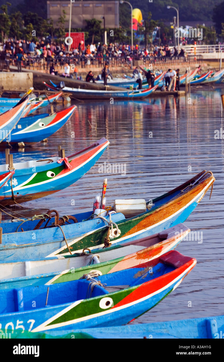 Colorate barche da pesca Dansui Tamsui villaggio di pescatori Taipei Taiwan Cina Foto Stock