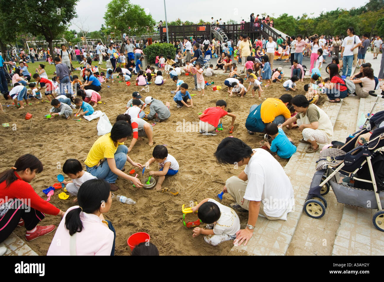 Bambini che giocano nella buca di sabbia Daan park city garden Taipei Taiwan Cina Foto Stock