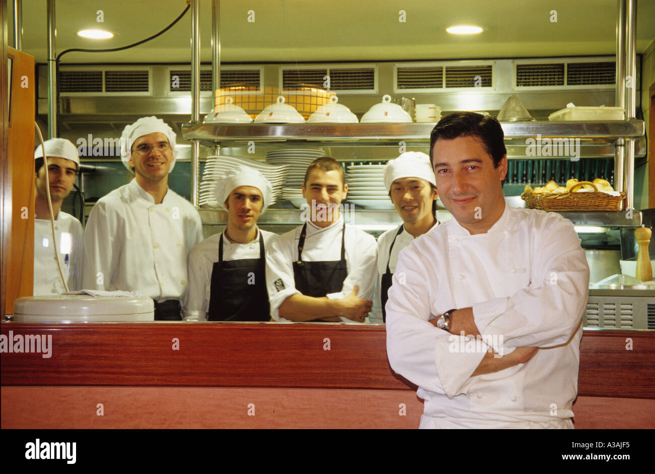 Lo chef joan roca nel suo ristorante di fronte all'equipaggio e la cucina e un ristorante premiato dalla Michelin el Celler de Can Roca di Girona Foto Stock