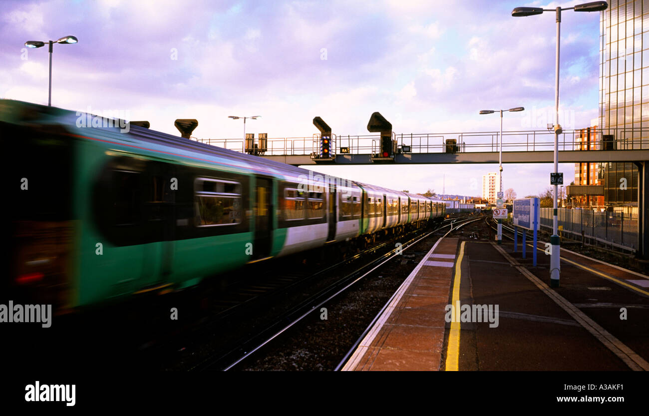 Il treno dei pendolari che passa attraverso la stazione di East Croydon nel sud di Londra Inghilterra REGNO UNITO Foto Stock