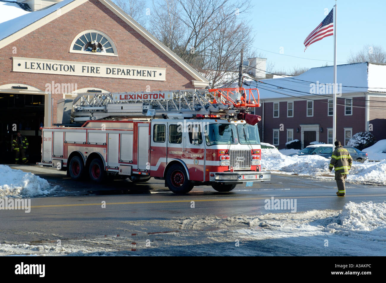 Città scaletta camion dei pompieri tornando alla stazione dopo una chiamata Foto Stock
