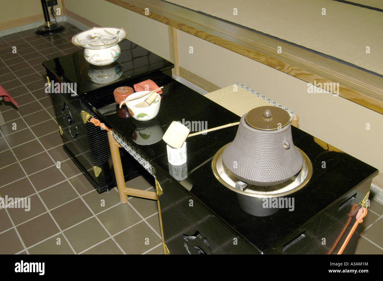 P18 073 Cerimonia del tè, Tavolo con tazze di tè, Pot, biancheria, Centro Culturale Giapponese, Saginaw MI Foto Stock