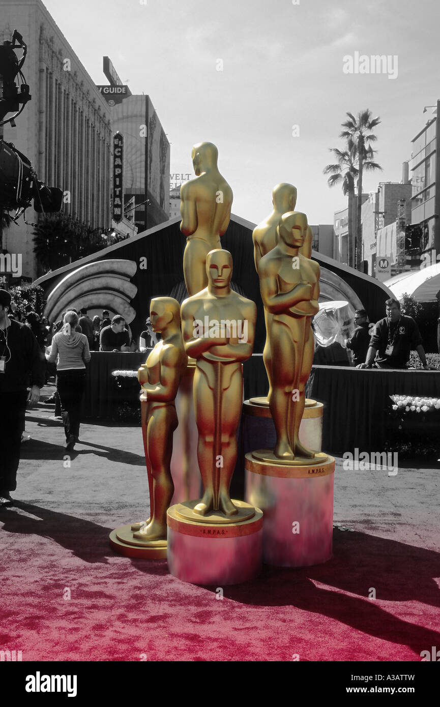 Il gruppo di cinque statue di Oscar in piedi all'ingresso della celebrità per gli Academy Awards mostrano su Hollywood Boulevard Foto Stock