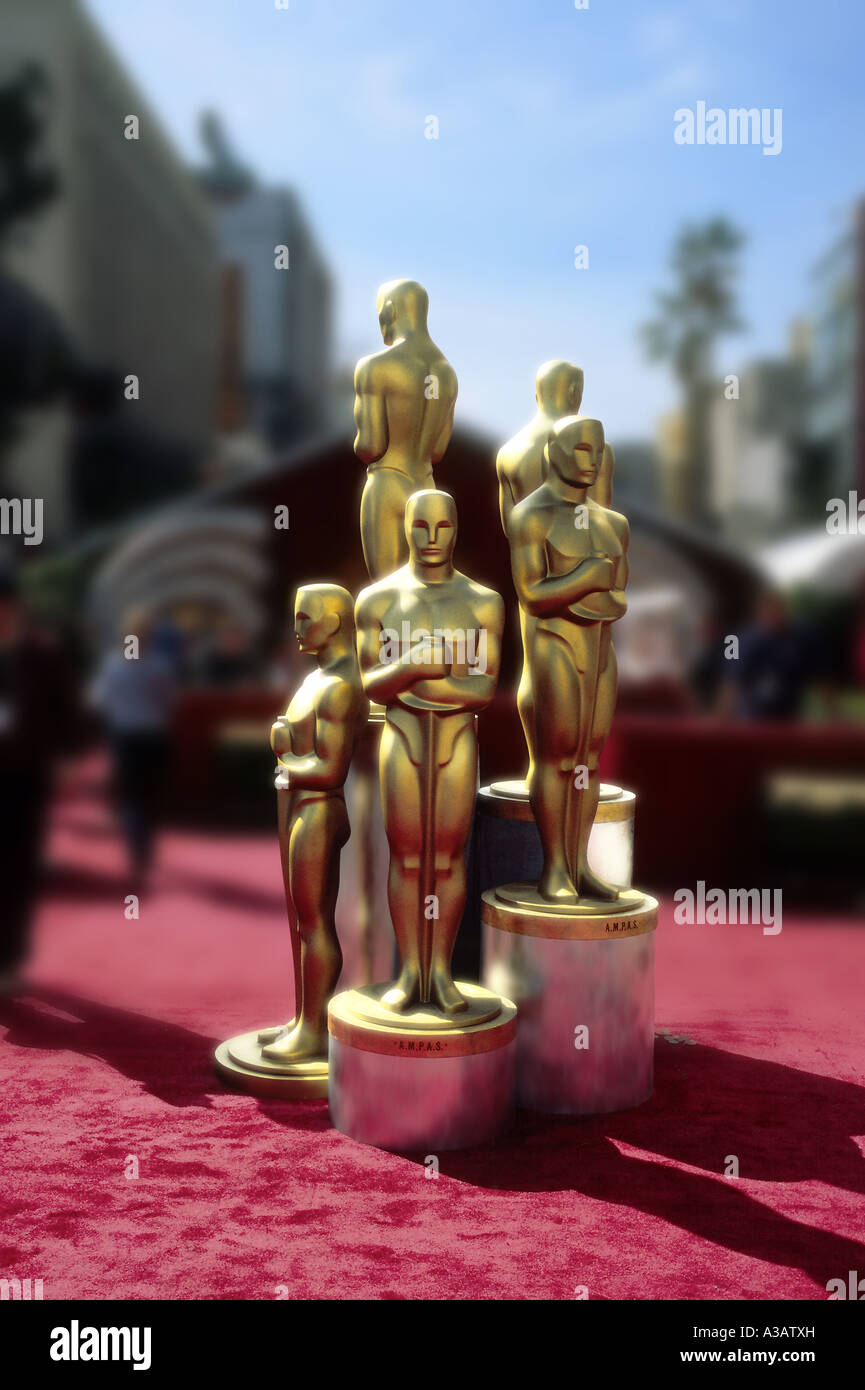 Il gruppo di cinque statue di Oscar in piedi all'ingresso della celebrità per gli Academy Awards mostrano su Hollywood Boulevard Foto Stock