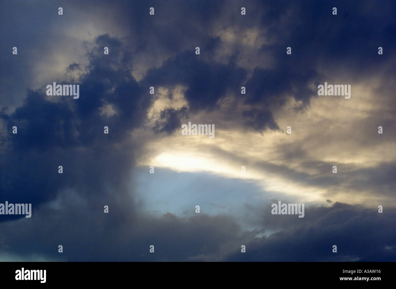 Feroce cielo nuvoloso indicando una tempesta di avvicinamento Foto Stock