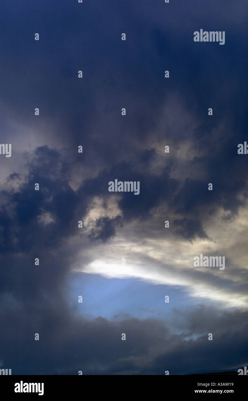 Feroce cielo nuvoloso indicando una tempesta di avvicinamento Foto Stock
