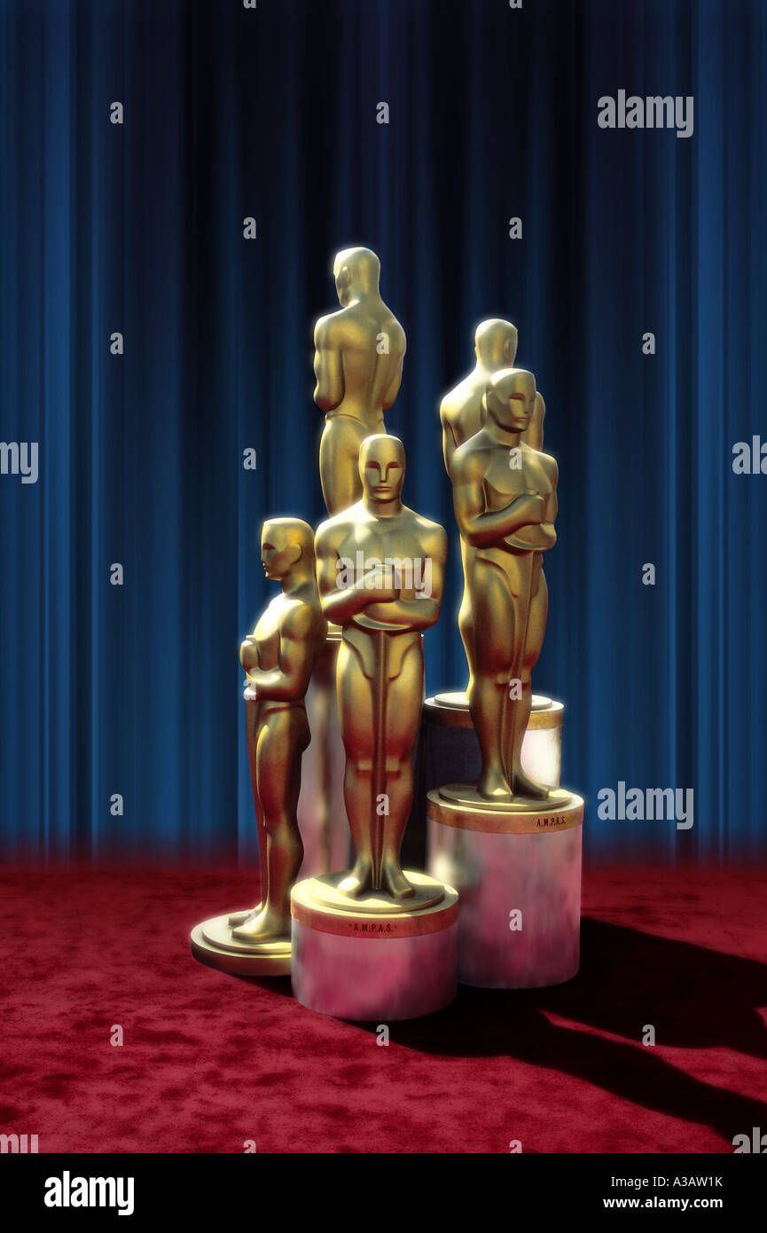 Il gruppo di cinque statue di Oscar in piedi su un profondo tappeto rosso con una tenda come sfondo in blu scuro Foto Stock