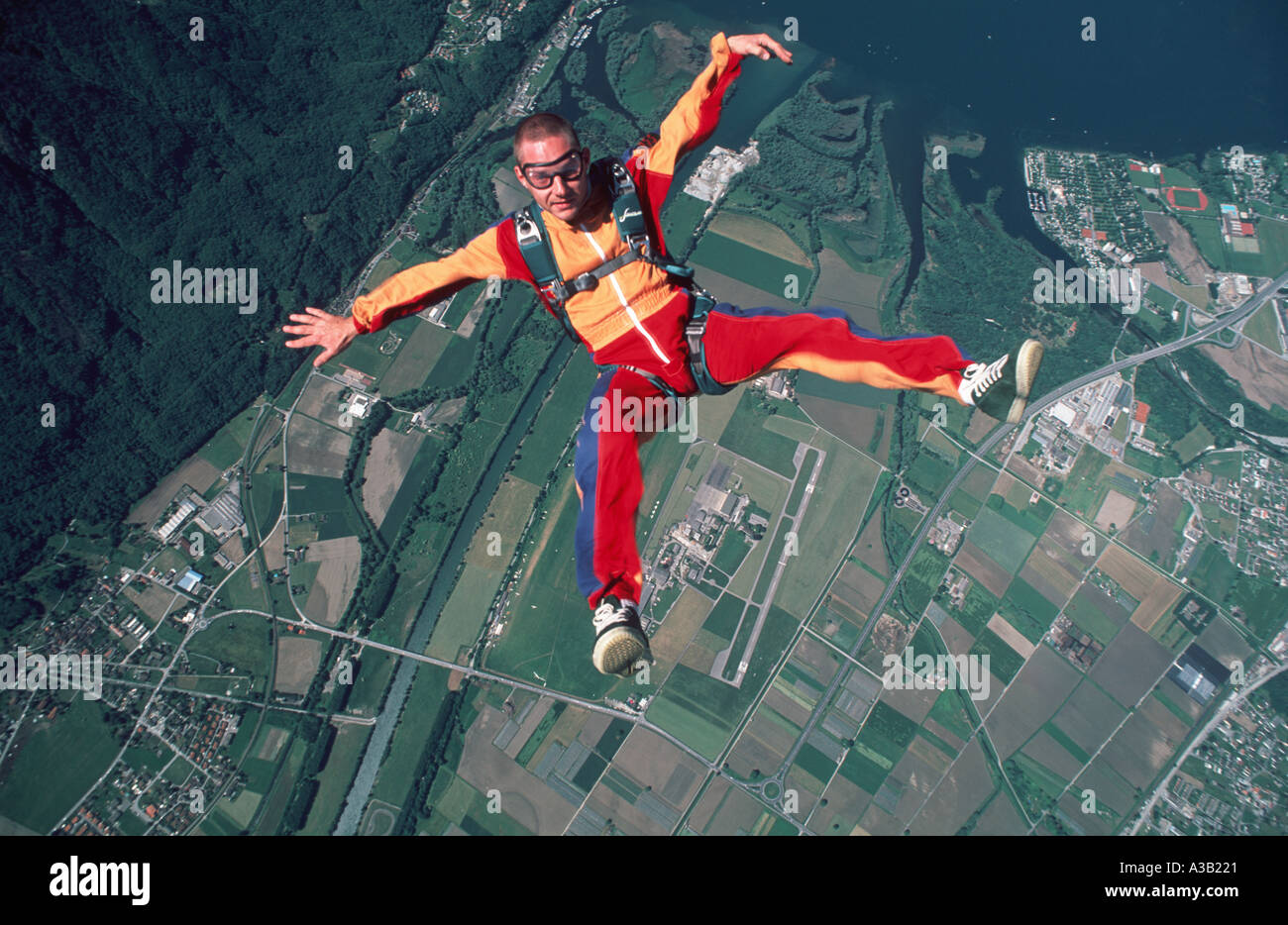 Torna volando sopra la piana di Magadino in Svizzera Foto Stock Torna volando sopra la piana di Magadino in Svizzera Foto Stock