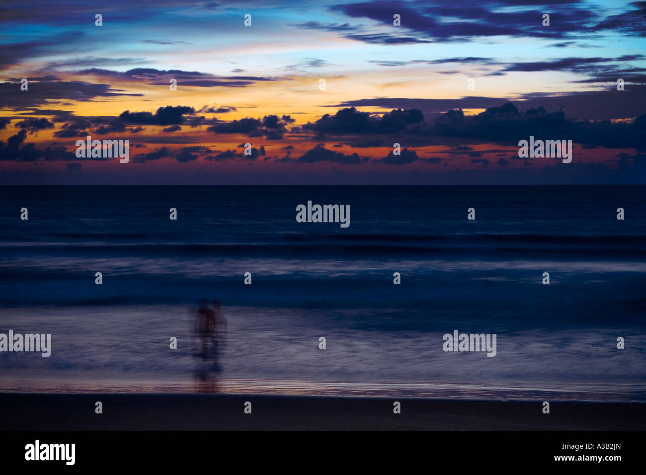 Persone che guardano al tramonto la spiaggia di Patong Phuket Thailandia Asia 20s, 30s, 40s, 50s, 20-24, 25-29, 30-34, 35-39, 40-44, 45-49, 50-54, 55-59 anni Foto Stock