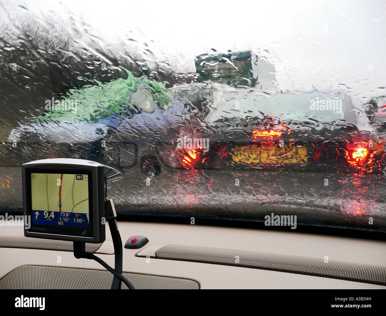 Inceppamento di traffico in pioggia sulla autostrada M5 nei pressi di Birmingham West Midlands England UK UE Foto Stock