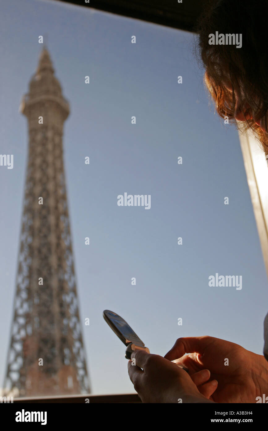 Donna che utilizza il telefono cellulare dalla camera di hotel in Las Vegas, Nevada, USA Foto Stock