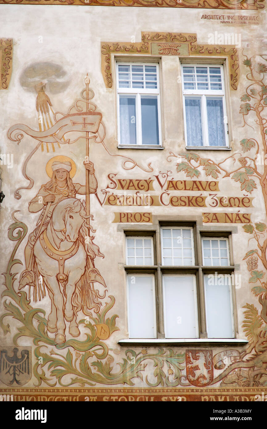 Repubblica Ceca Repubblica Ceca Bohemia Prague Old Town Square Il Storch casa murale di San Venceslao a cavallo da Mikulas Ales Foto Stock
