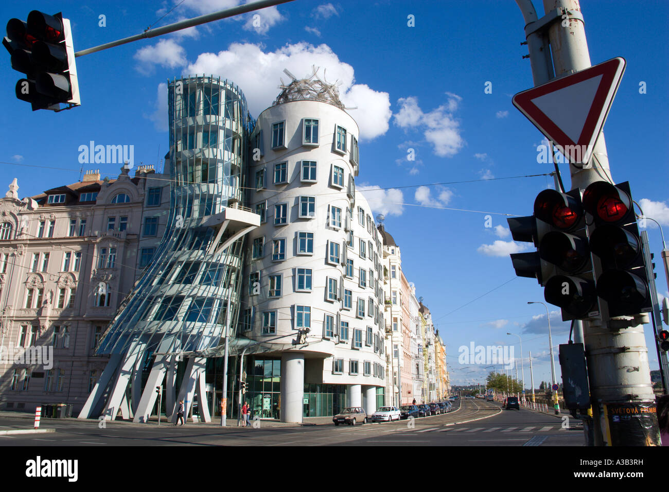 Repubblica Ceca Bohemia Prague Il Rasin Building a New Town localmente noto come Ginger e Fred dall' architetto Frank Gehry o Foto Stock