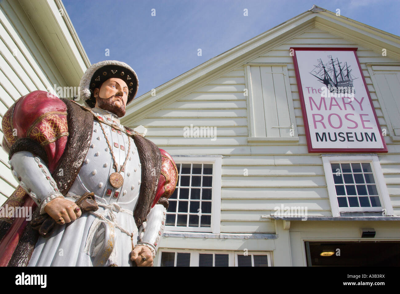 Inghilterra Hampshire Portsmouth statua del Re Enrico VIII al di fuori della Mary Rose Museum nella storica Naval Dockyard Foto Stock