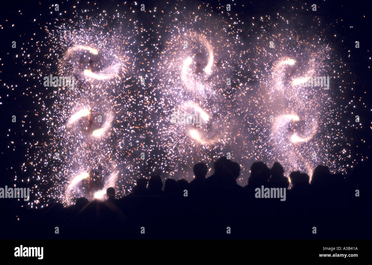 Girandola di fuochi d'artificio a una Fiesta a Malta Foto Stock