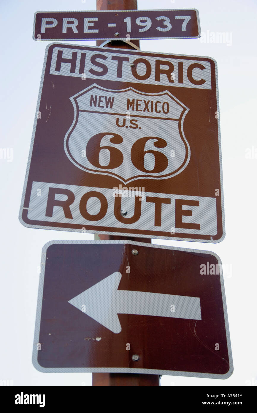 Stati Uniti d'America New Mexico Santa Fe la Vecchia Santa Fe Trail per la Storica Route 66 cartello stradale in marrone marcatura come monumento storico Foto Stock