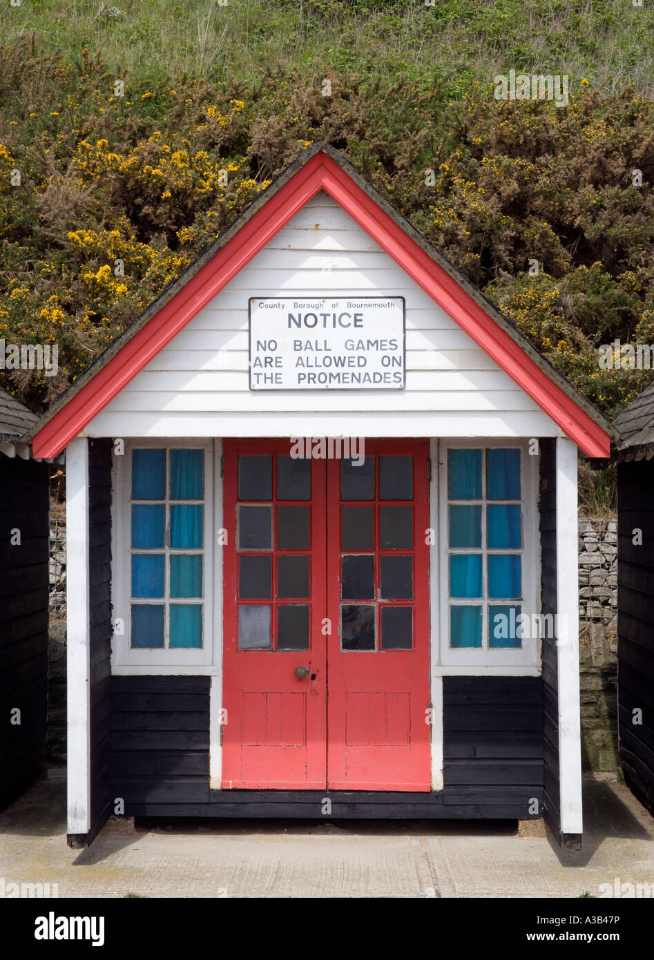 Inghilterra Dorset Bournemouth East Beach Hut con un cartello che diceva che non giochi con la palla devono essere riprodotti sul lungomare del centro balneare Foto Stock