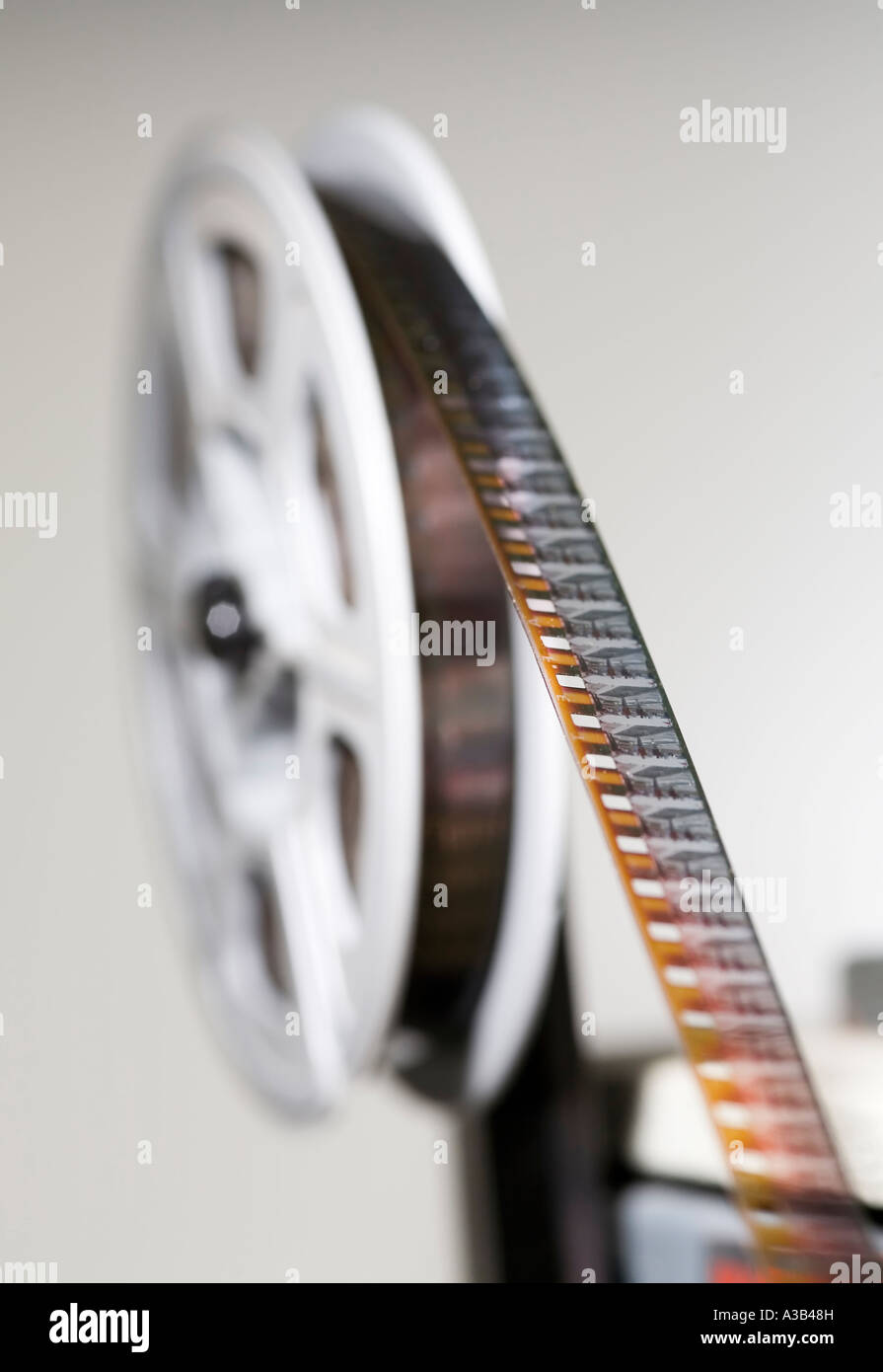 Amateur 8mm cine film sulla bobina del proiettore con profondità di campo incentrato su alcuni frame di pellicola Foto Stock