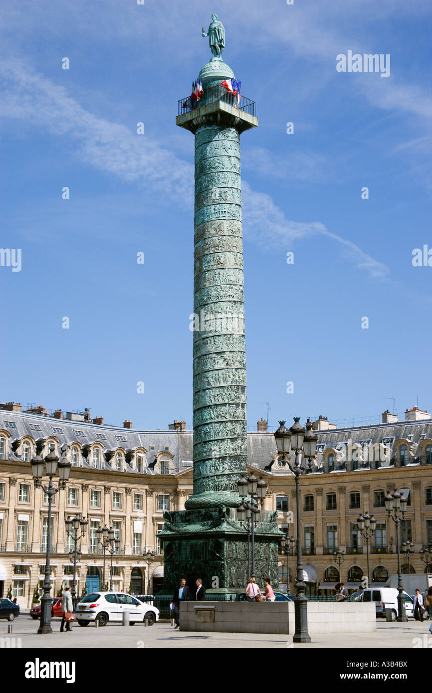Francia Ile de France Paris Monumento a Naploeon Place Vendome modellato sulla Colonna di Traiano a Roma Francese con bandiera tricolore Foto Stock