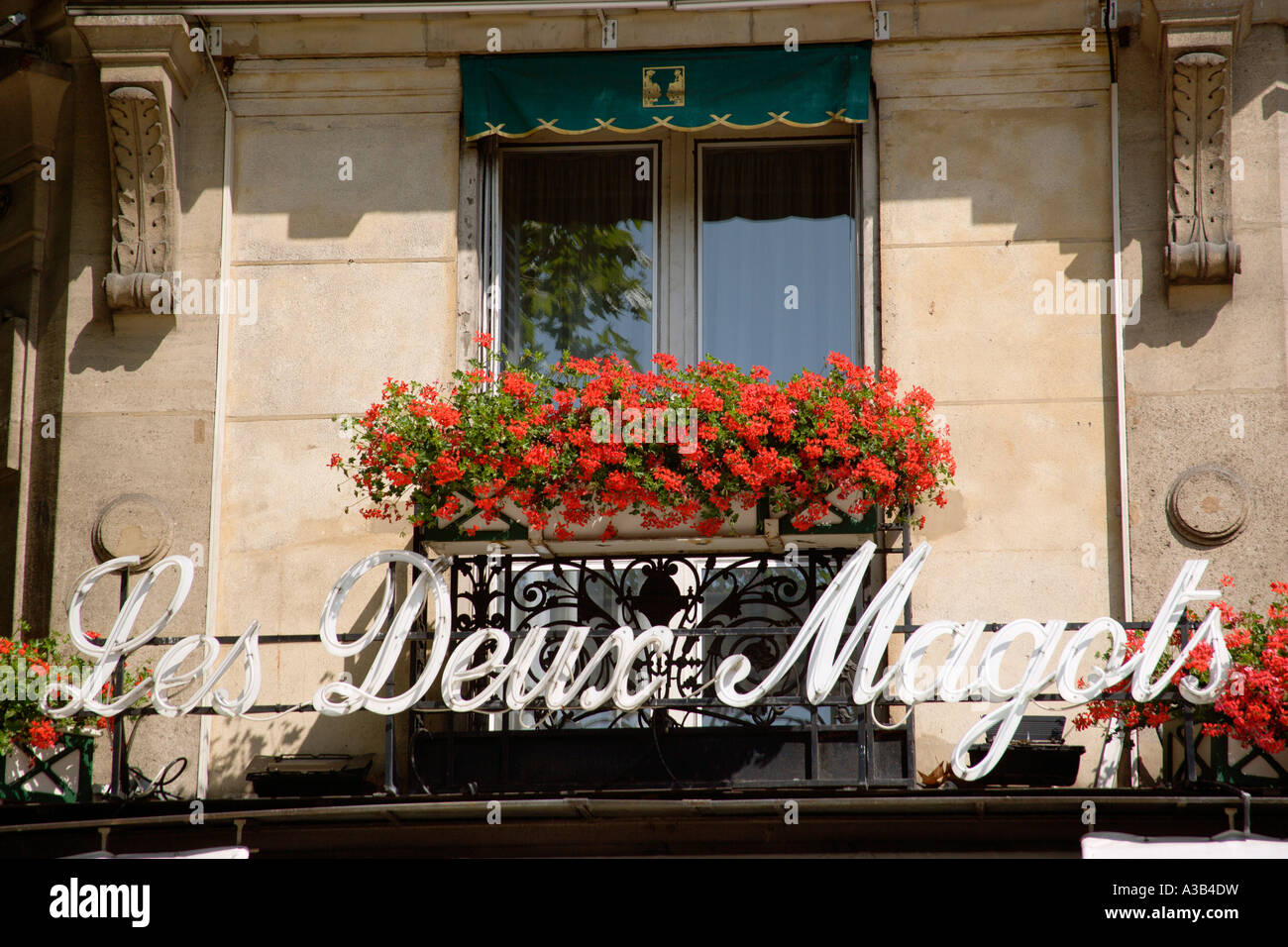 Francia Ile de France Parigi riva sinistra Place St Germain des Pres Les Deux Magots famoso caffè letterario frequentato dai surrealisti Foto Stock