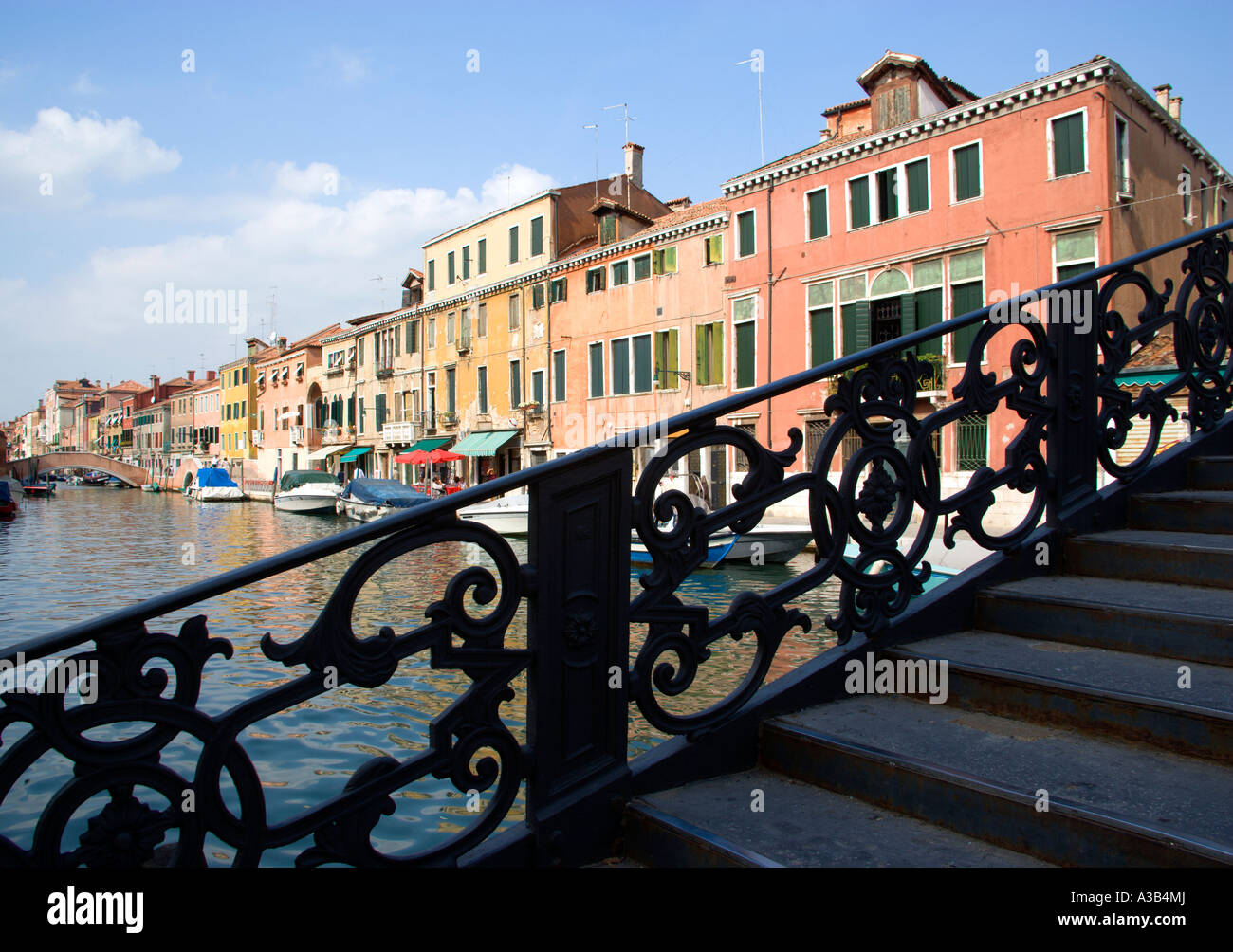 Italia Veneto Venezia entrata a Novo Ghetto Ghetto Ebreo dal ponte attraverso la Fondamenta degli Ormesini nel sestiere di Cannaregio Foto Stock