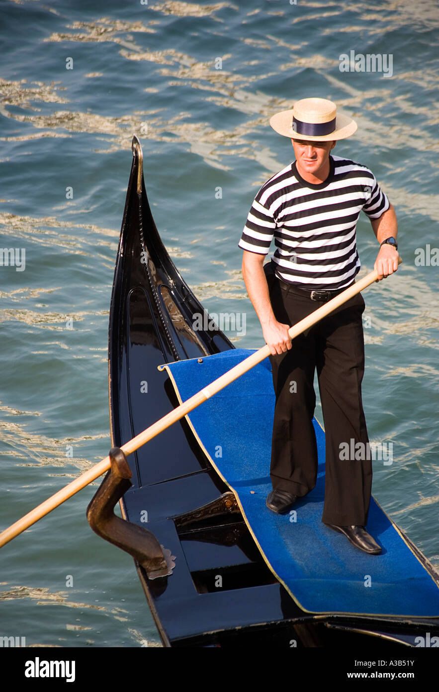 Italia Veneto Venezia gondoliere a strisce che indossa la t-shirt e paglia  alle imbarcazioni a remi hat la sua gondola sul Canal Grande Foto stock -  Alamy