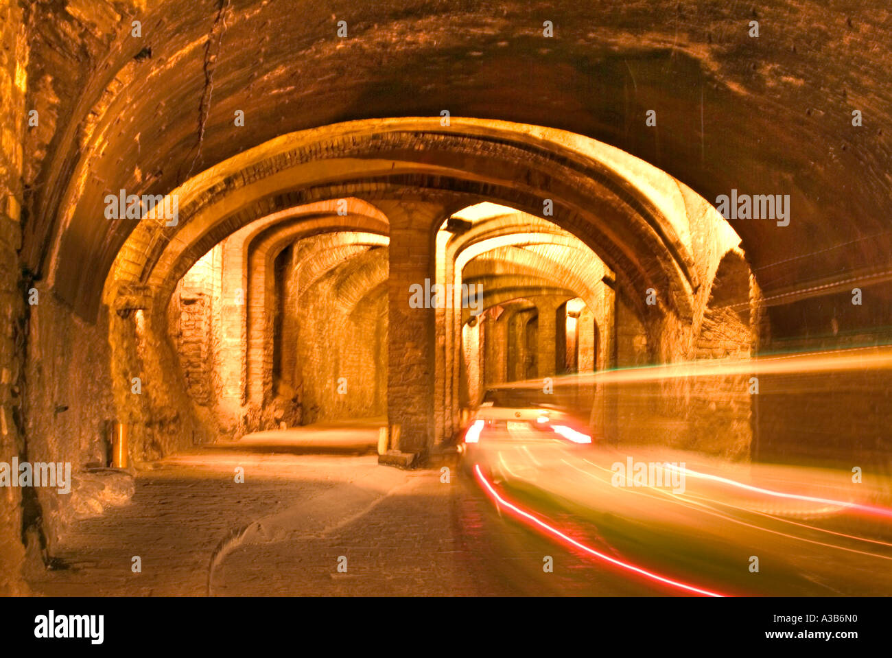 Shot che illustra il movimento di un automobile che passa attraverso il tunnel sotterraneo sistema di Guanajuato Messico Foto Stock