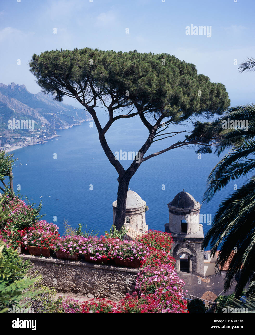 Italia Costiera Amalfitana Campania Ravello Villa Rufolo vista dal giardino sulla baia verso Maiori Salerno con albero in primo piano Foto Stock