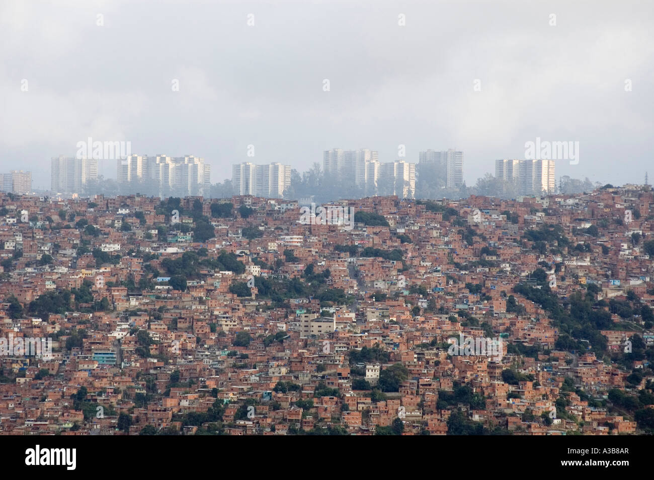 VENEZUELA Sud America Caracas alti edifici della città capitale avvolta in inquinamento baraccopoli con alloggiamento in primo piano Foto Stock
