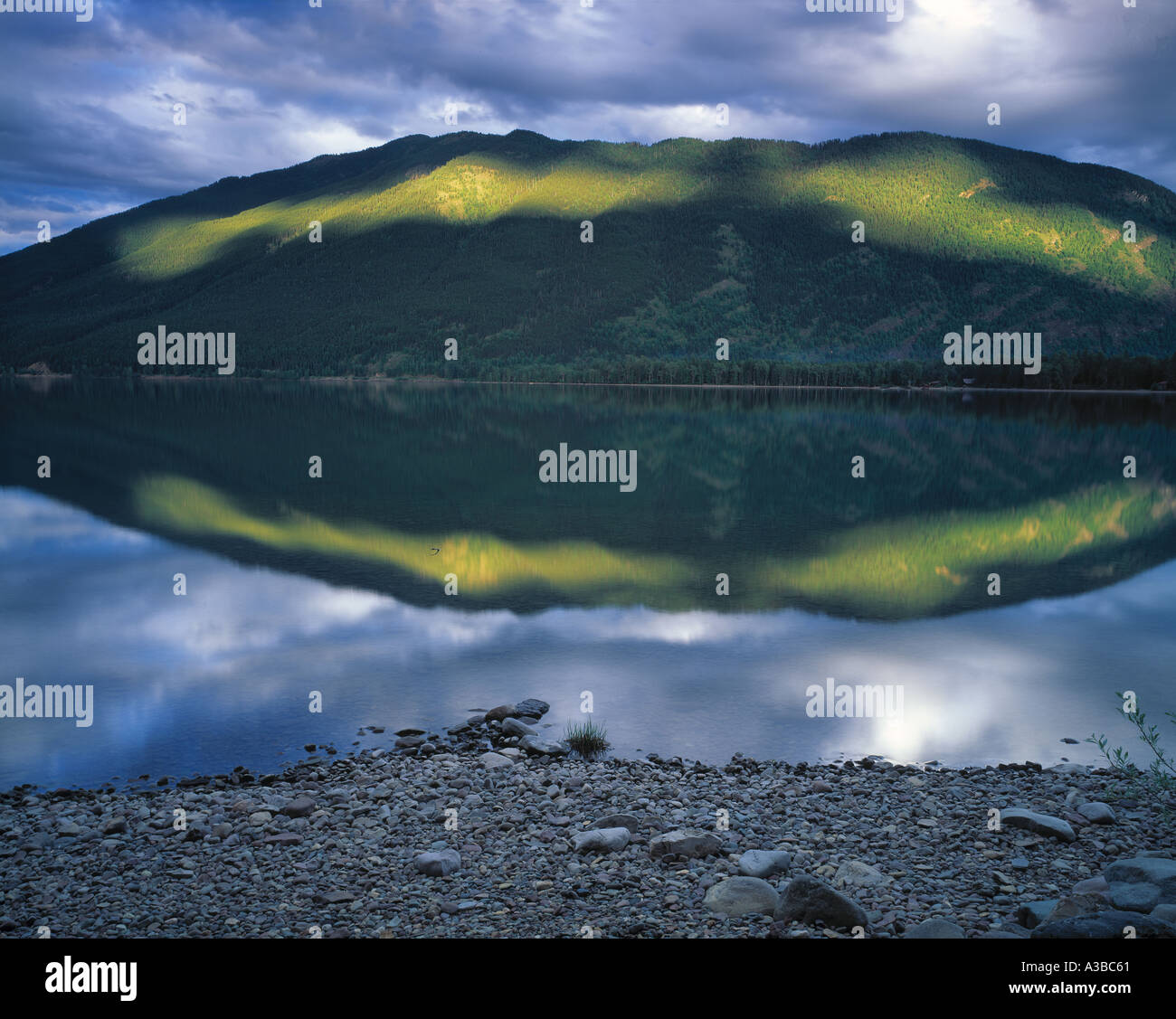 Serata di riflessioni sul lago McDonald Glacier National Park Montana Foto Stock