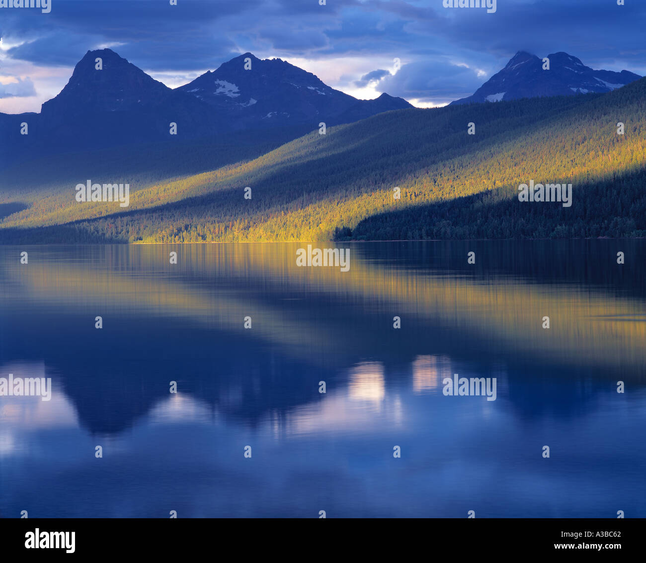 Il lago di McDonald riflessioni Glacier National Park Montana Foto Stock