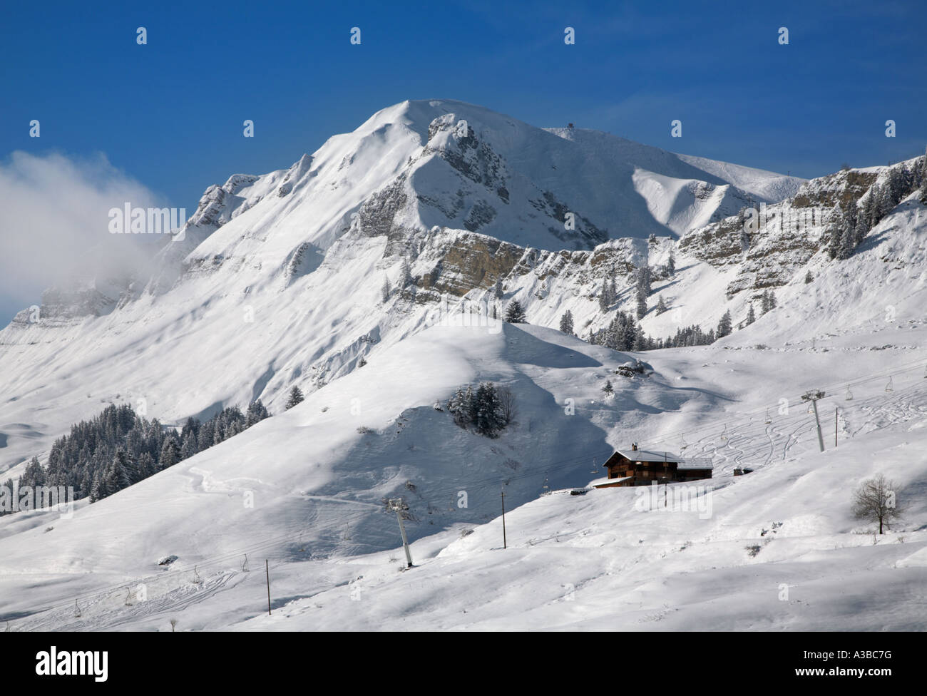 Chalet e ski-lift da La Duche piste nella stazione sciistica di Le Grand Bornand Haute Savoie Francia Foto Stock