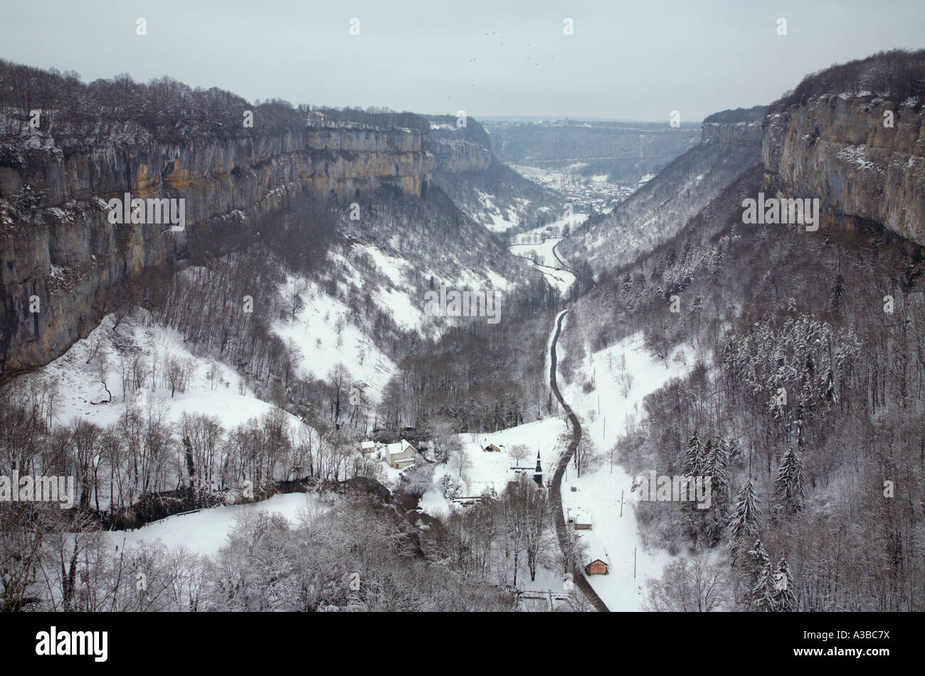 Il Cirque de Baume in inverno vicino a Lons le saunier Jura Francia Franche Comté Foto Stock Il Cirque de Baume in inverno vicino a Lons le saunier Jura Francia Franche Comté Foto Stock