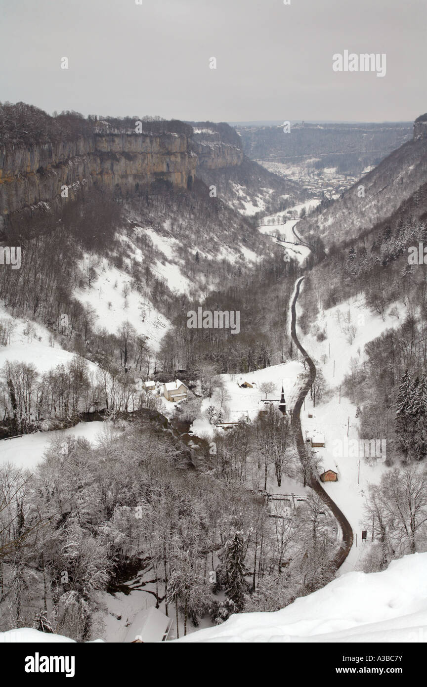 Il Cirque de Baume in inverno vicino a Lons le saunier Jura Francia Franche Comté Foto Stock Il Cirque de Baume in inverno vicino a Lons le saunier Jura Francia Franche Comté Foto Stock
