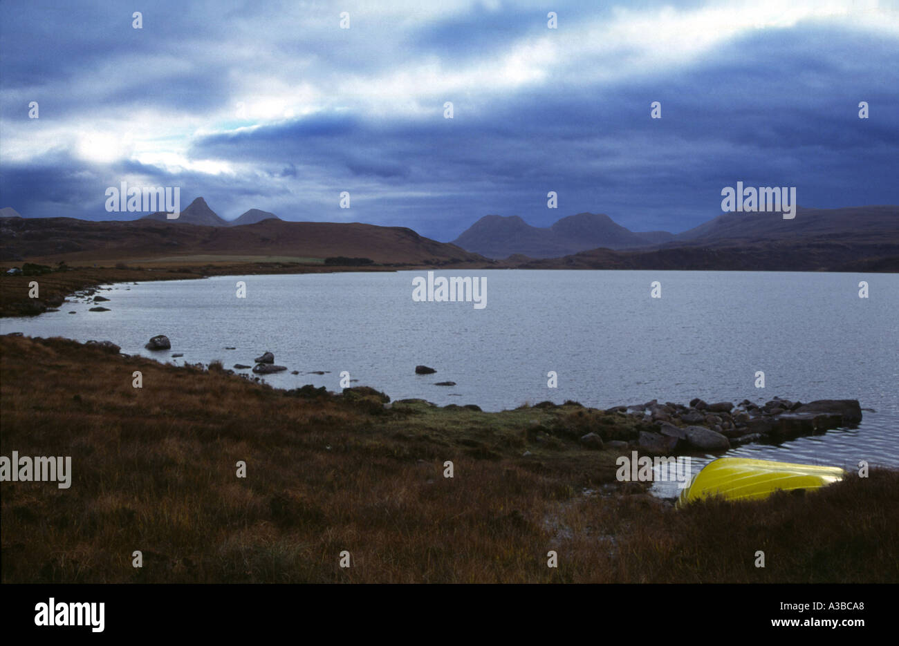 Capovolta la barca gialla, Loch, Sutherland, Scotland, Regno Unito Foto Stock